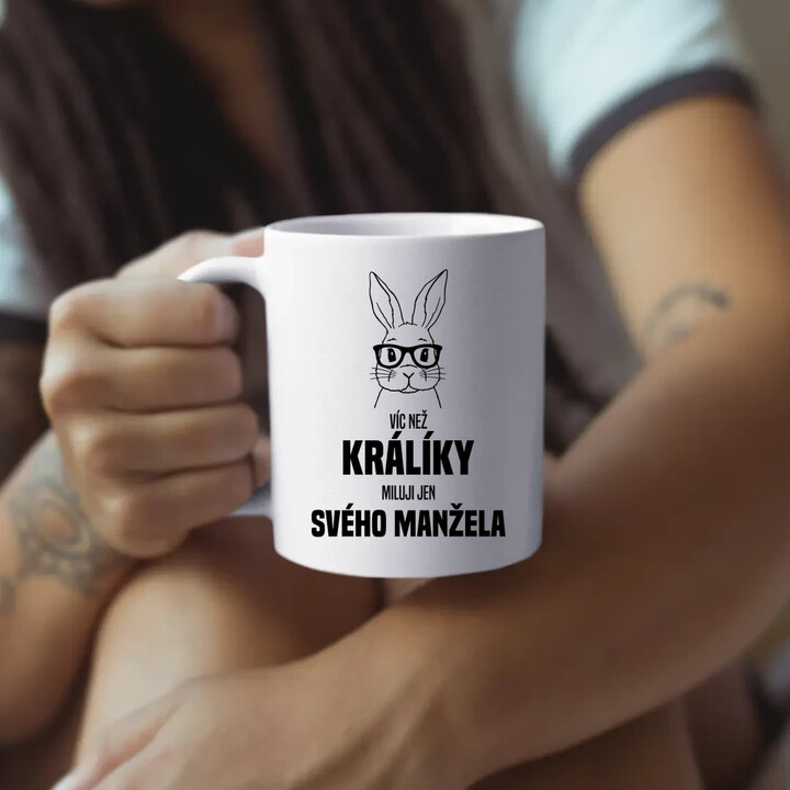 Víc než králíky miluji jen svého manžela  - hrnek s potiskem