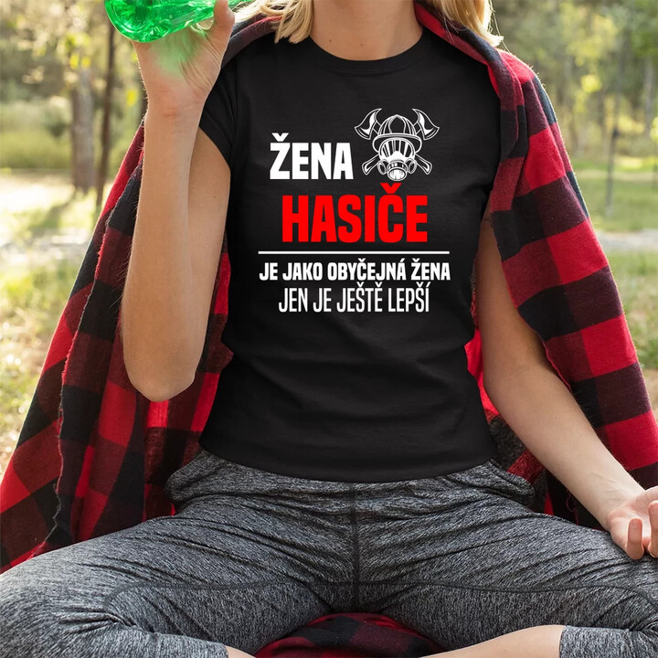 žena hasiče je jako obyčejná žena, jen je ještě lepší  - dámské tričko s potiskem