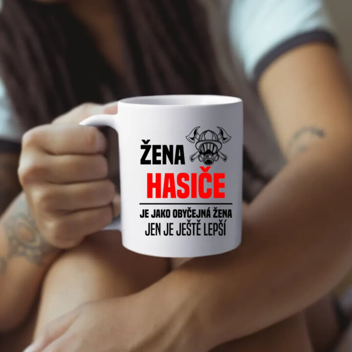 žena hasiče je jako obyčejná žena, jen je ještě lepší - hrnek s potiskem