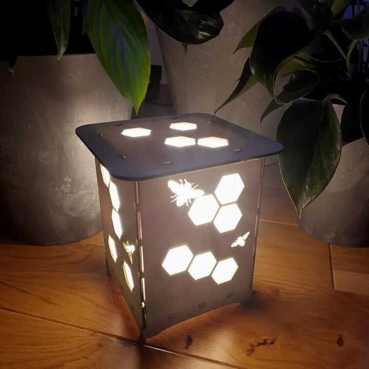Včelí úl - dřevěná lampa jako dárek pro včelaře