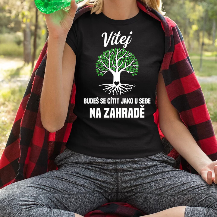 Vítej, budeš se cítit jako u sebe na zahradě  - dámské tričko s potiskem