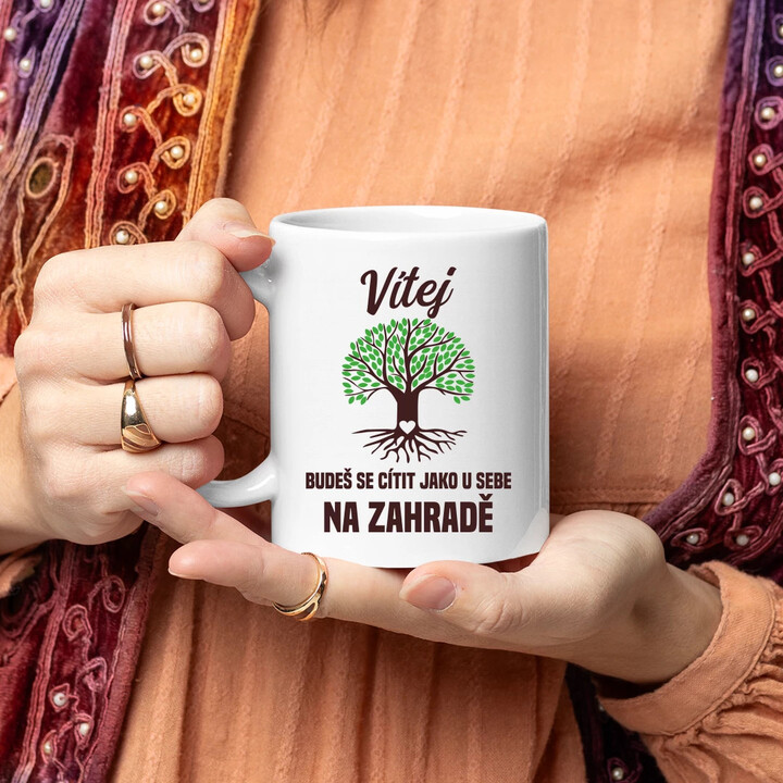 Vítej, budeš se cítit jako u sebe na zahradě - hrnek s potiskem