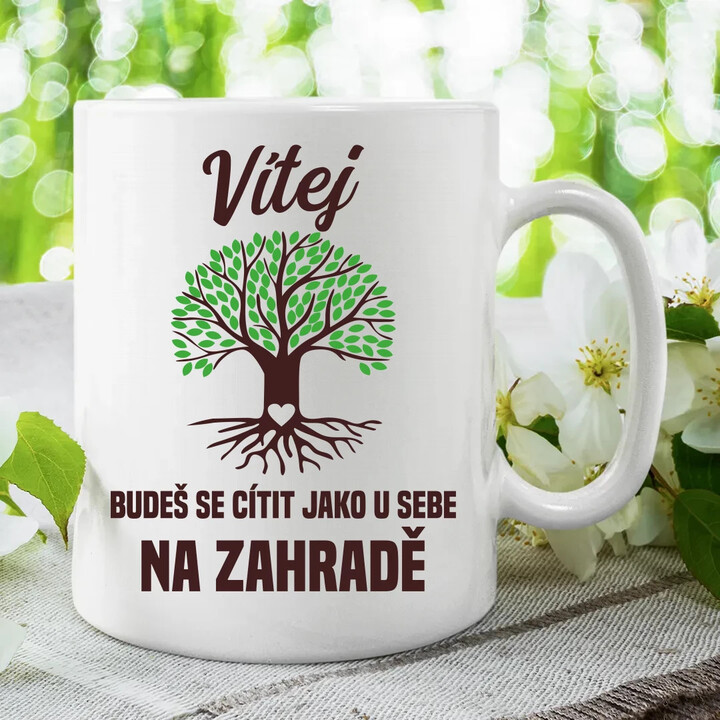 Vítej, budeš se cítit jako u sebe na zahradě - hrnek s potiskem