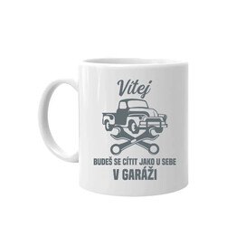 Vítej, budeš se cítit jako u sebe v garáži - hrnek s potiskem