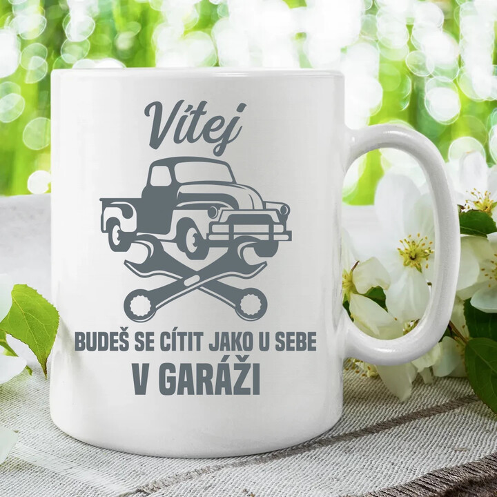 Vítej, budeš se cítit jako u sebe v garáži - hrnek s potiskem