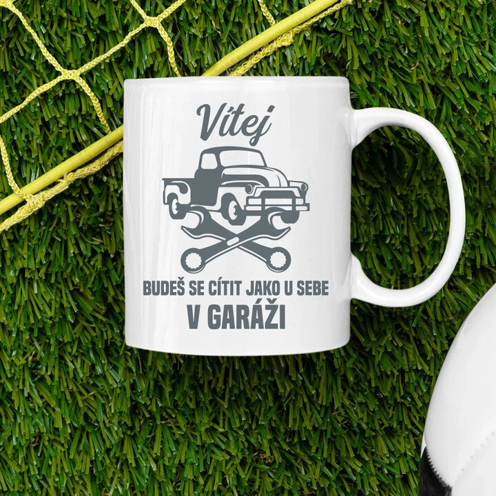 Vítej, budeš se cítit jako u sebe v garáži - hrnek s potiskem