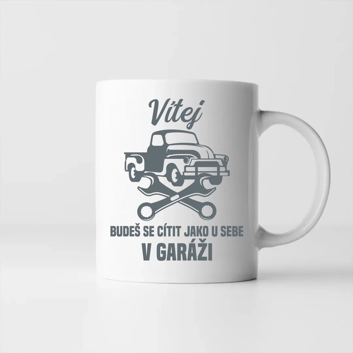 Vítej, budeš se cítit jako u sebe v garáži - hrnek s potiskem