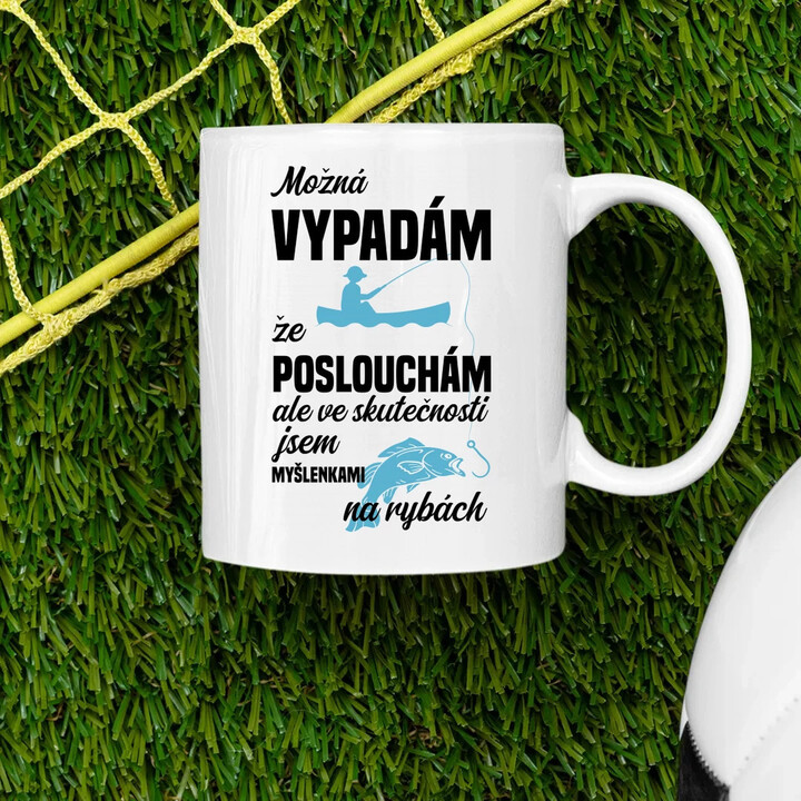 Možná vypadám, že poslouchám, ale ve skutečnosti jsem myšlenkami na rybách - hrnek s potiskem