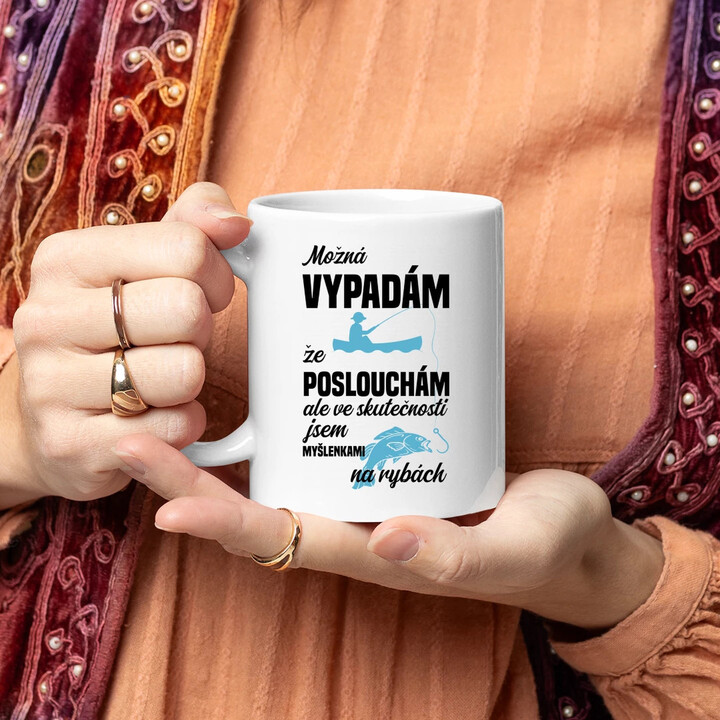 Možná vypadám, že poslouchám, ale ve skutečnosti jsem myšlenkami na rybách - hrnek s potiskem