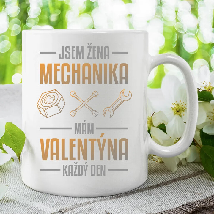 Jsem žena mechanika, mám Valentýna každý den - hrnek s potiskem