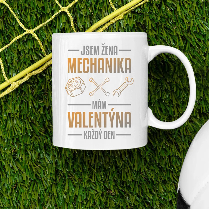 Jsem žena mechanika, mám Valentýna každý den - hrnek s potiskem