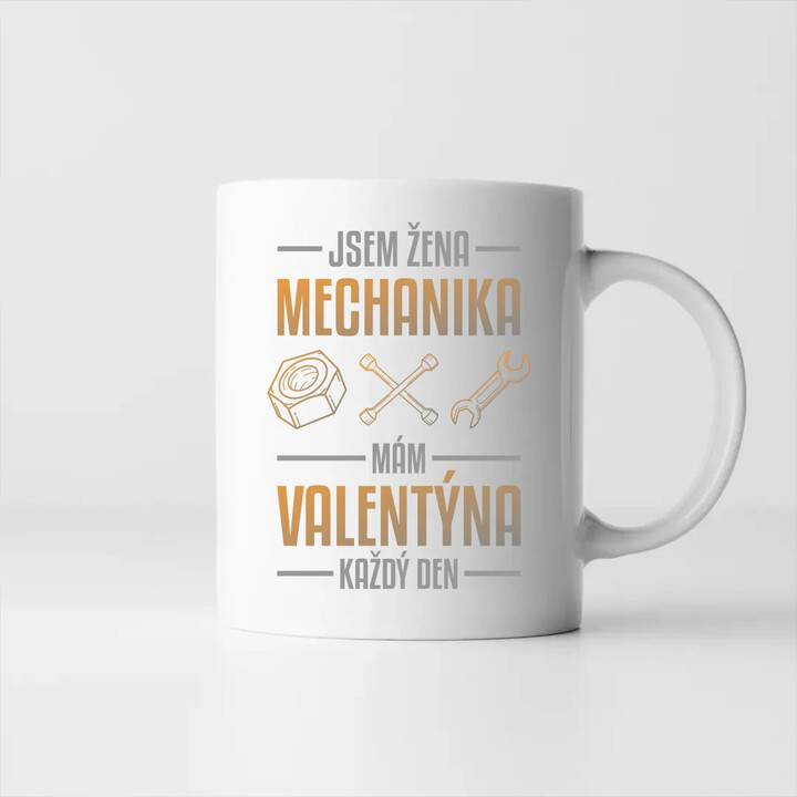 Jsem žena mechanika, mám Valentýna každý den - hrnek s potiskem