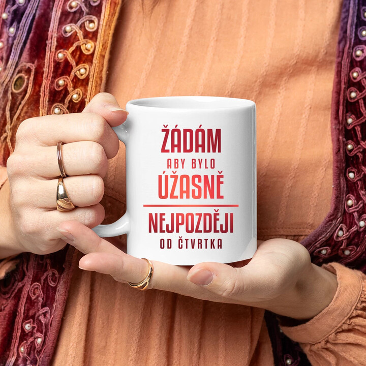 Žádám, aby bylo úžasně - nejpozději od čtvrtka - hrnek s potiskem