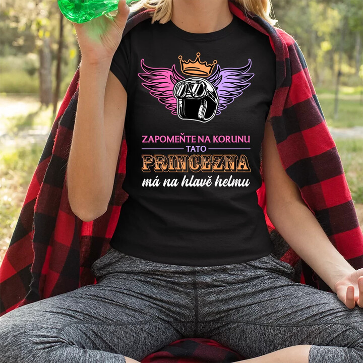Zapomeňte na korunu - tato princezna má na hlavě helmu V2  - dámské tričko s potiskem
