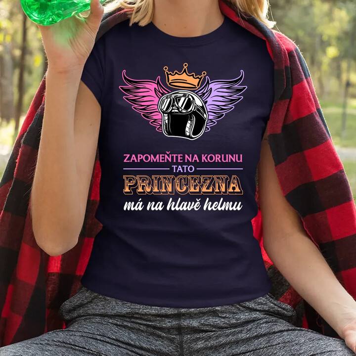Zapomeňte na korunu - tato princezna má na hlavě helmu V2  - dámské tričko s potiskem