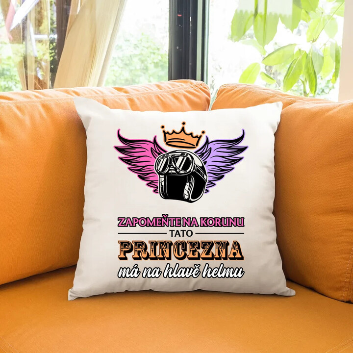 Zapomeňte na korunu - tato princezna má na hlavě helmu V2 - polštář s potiskem