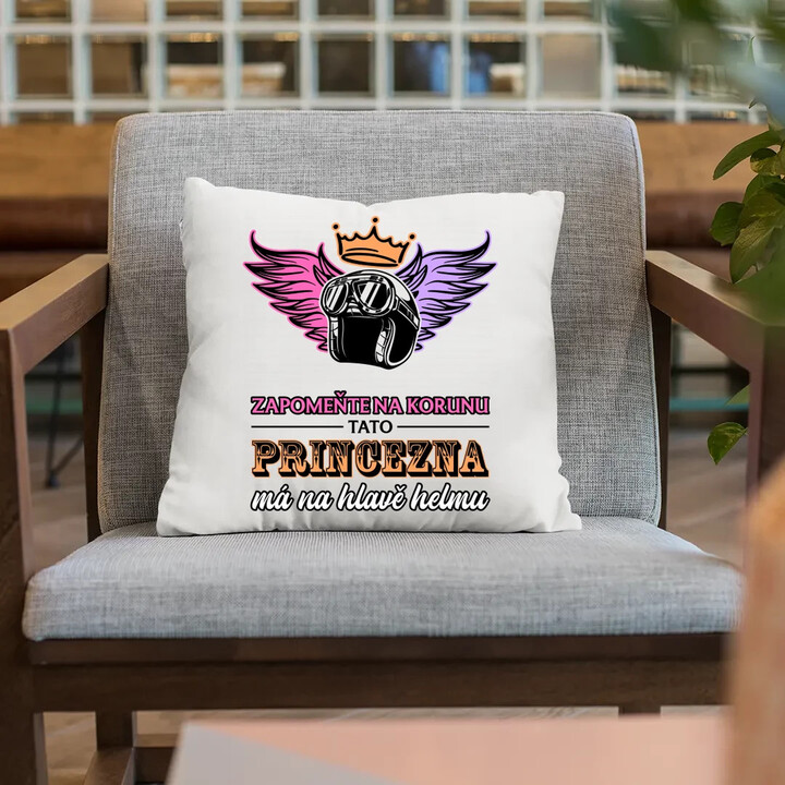 Zapomeňte na korunu - tato princezna má na hlavě helmu V2 - polštář s potiskem