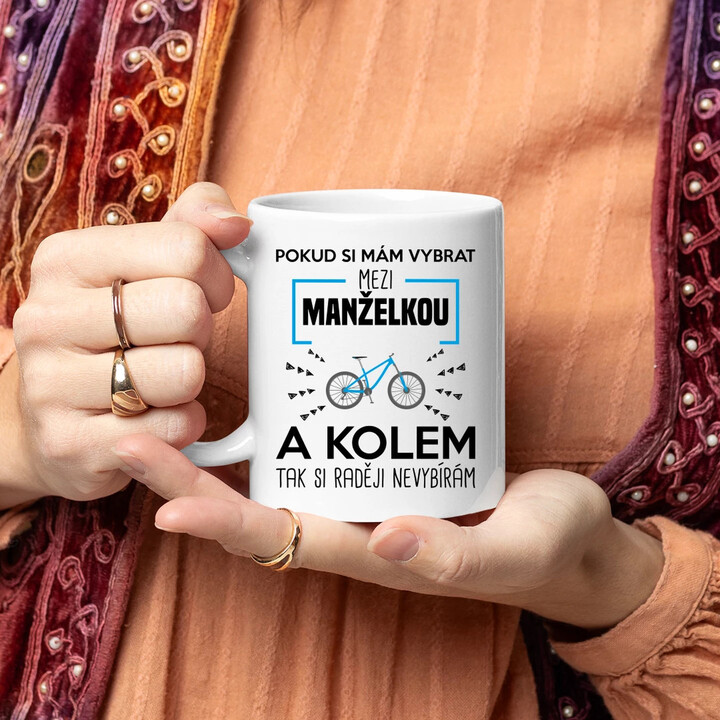 Pokud si mám vybrat mezi manželkou a kolem - hrnek s potiskem