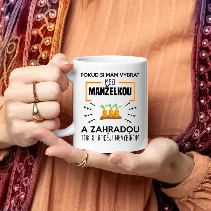Pokud si mám vybrat mezi manželkou a zahradou - hrnek s potiskem