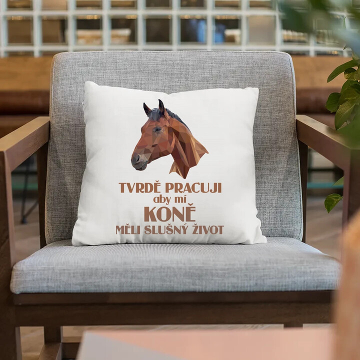 Tvrdě pracuji, aby mí koně měli slušný život - polštář s potiskem