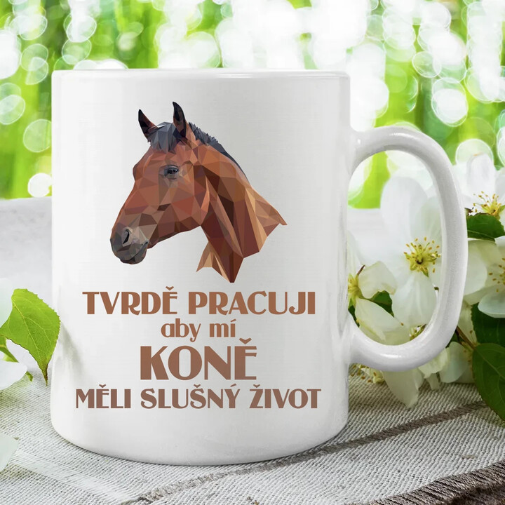 Tvrdě pracuji, aby mí koně měli slušný život - hrnek s potiskem