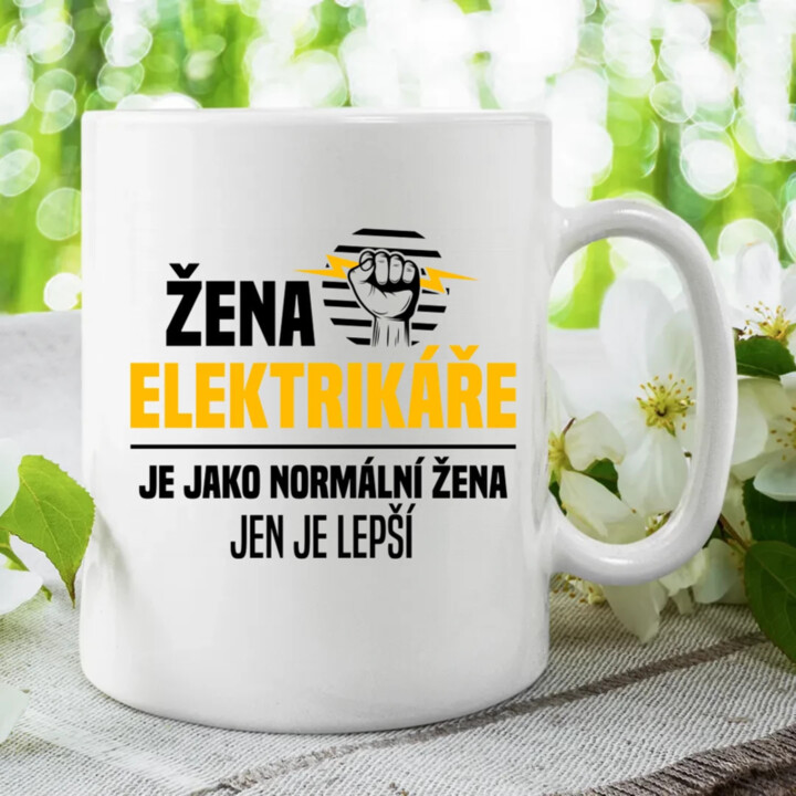 Žena elektrikáře je jako normální žena, jen je lepší - hrnek s potiskem