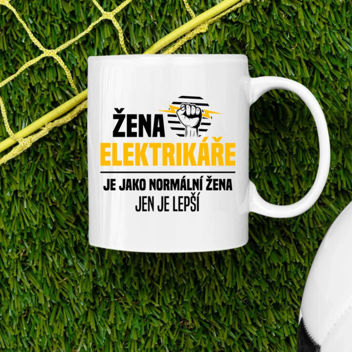 Žena elektrikáře je jako normální žena, jen je lepší - hrnek s potiskem