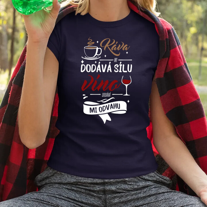 Káva mi dodává sílu,víno dodává mi odvahu  - dámské tričko s potiskem