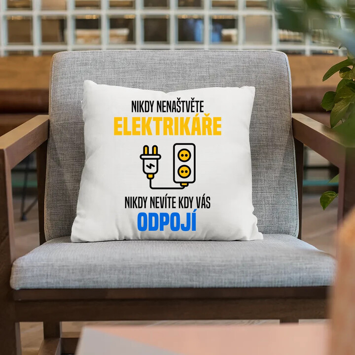 Nikdy nenaštvěte elektrikáře - nikdy nevíte, kdy vás odpojí  - polštář s potiskem