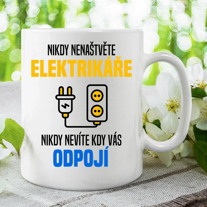 Nikdy nenaštvěte elektrikáře - nikdy nevíte, kdy vás odpojí  - hrnek s potiskem