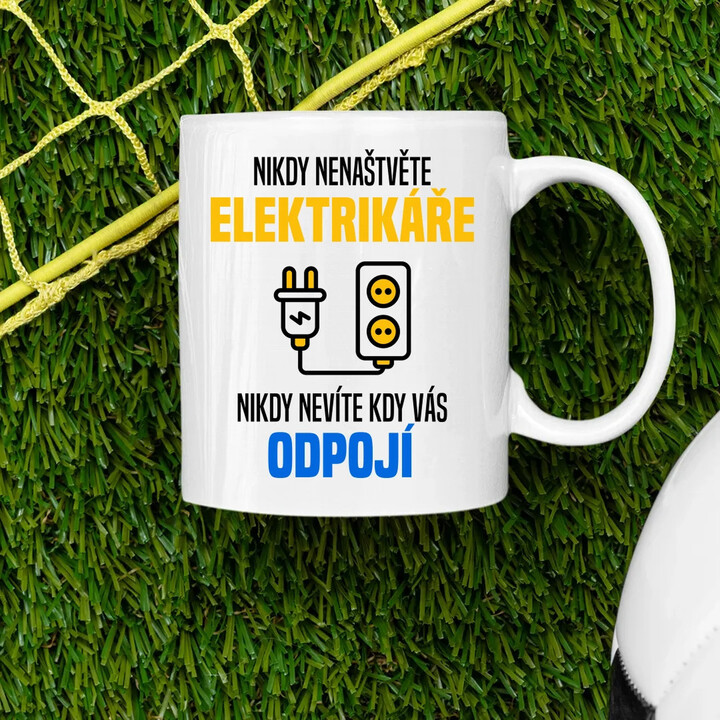 Nikdy nenaštvěte elektrikáře - nikdy nevíte, kdy vás odpojí  - hrnek s potiskem
