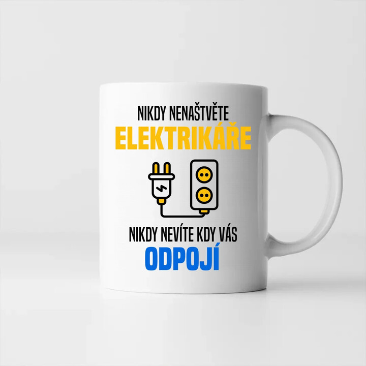 Nikdy nenaštvěte elektrikáře - nikdy nevíte, kdy vás odpojí  - hrnek s potiskem