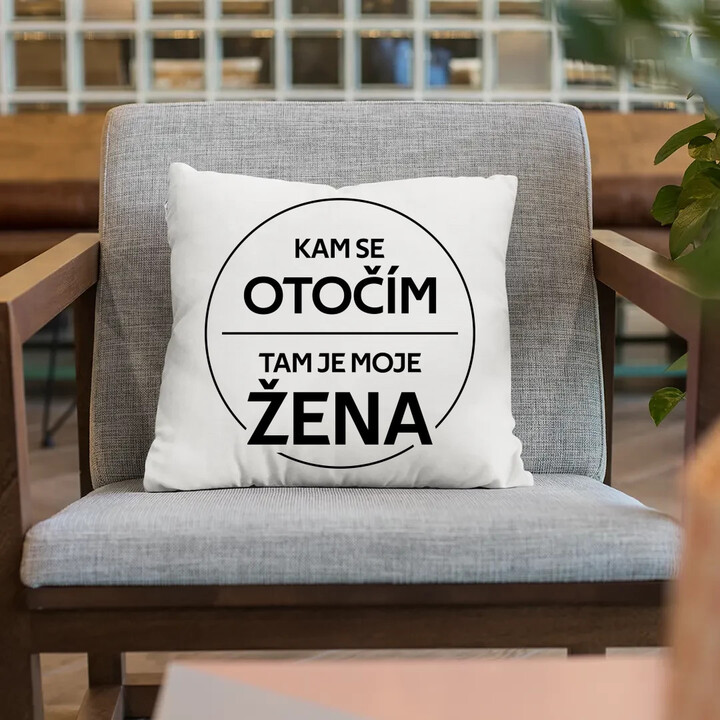 Kam se otočím, tam je moje žena - polštář s potiskem