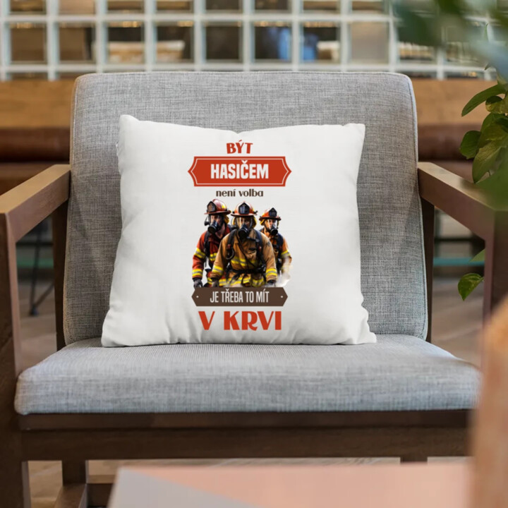 Být hasičem není volba,  je třeba to mít v krvi - polštář s potiskem