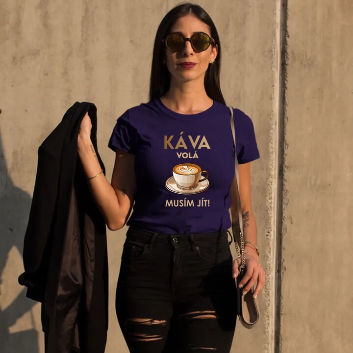Káva volá - musím jít!  - dámské tričko s potiskem