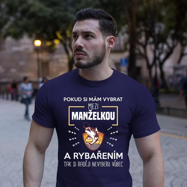 Pokud si mám vybrat mezi manželkou a rybařením, tak si raději nevyberu vůbec - pánské tričko s potiskem