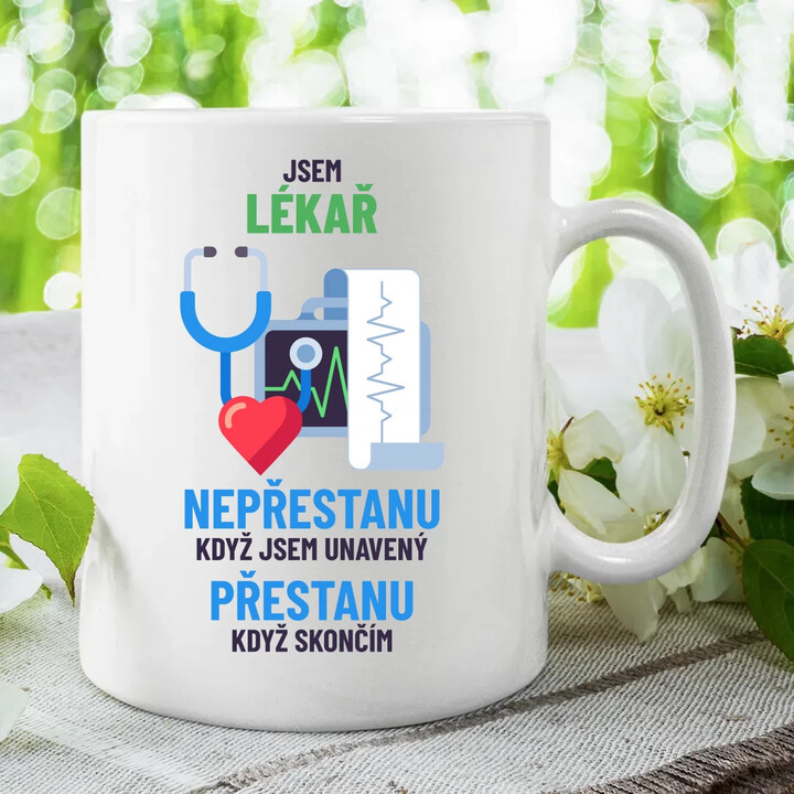 Jsem lékař, nepřestanu, když jsem unavený - hrnek s potiskem