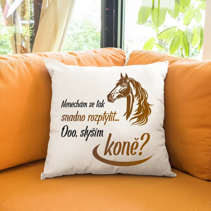 Nenechám se tak snadno rozptýlit... Ooo! Slyším koně? - polštář s potiskem