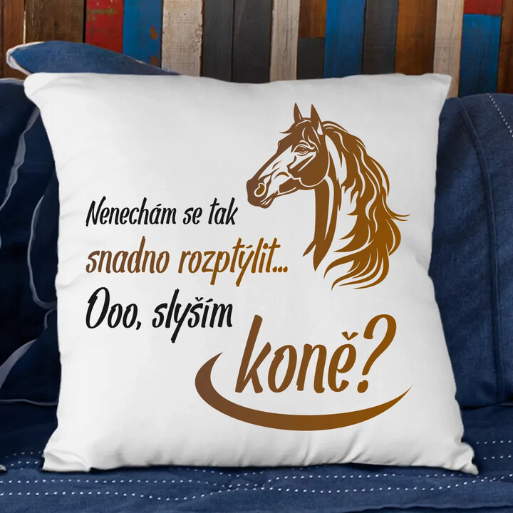 Nenechám se tak snadno rozptýlit... Ooo! Slyším koně? - polštář s potiskem