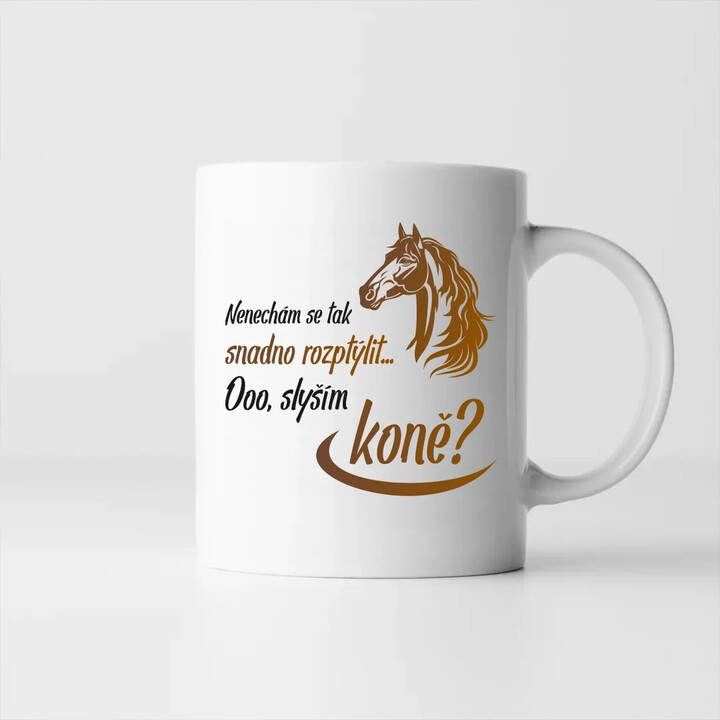 Nenechám se tak snadno rozptýlit... Ooo! Slyším koně? - hrnek s potiskem