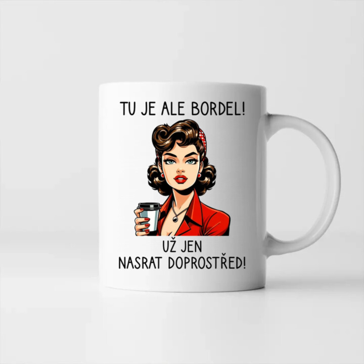 Tu je ale bordel! Už jen nasrat doprostřed! - hrnek s potiskem