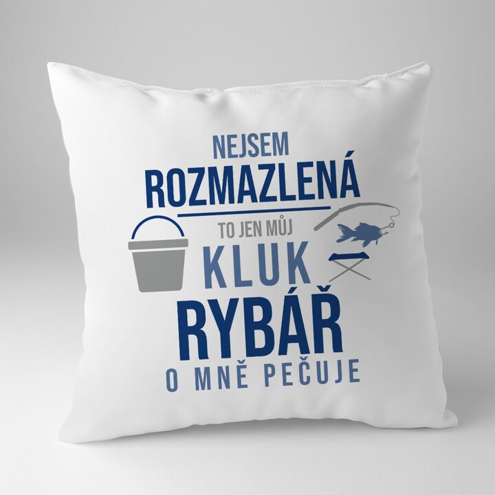 Nejsem rozmazlená, to jen můj kluk rybář o mně pečuje - polštář
