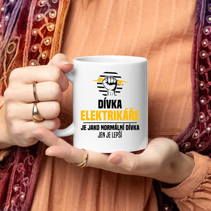 Dívka elektrikáře je jako normální dívka, jen je lepší - hrnek s potiskem