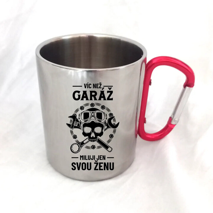 Víc než garáž miluji jen svou ženu - kovový hrnek s karabinou