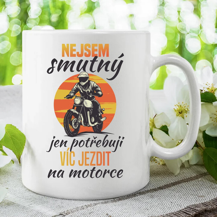 Nejsem smutný, jen potřebuji víc jezdit na  motorce - hrnek s potiskem