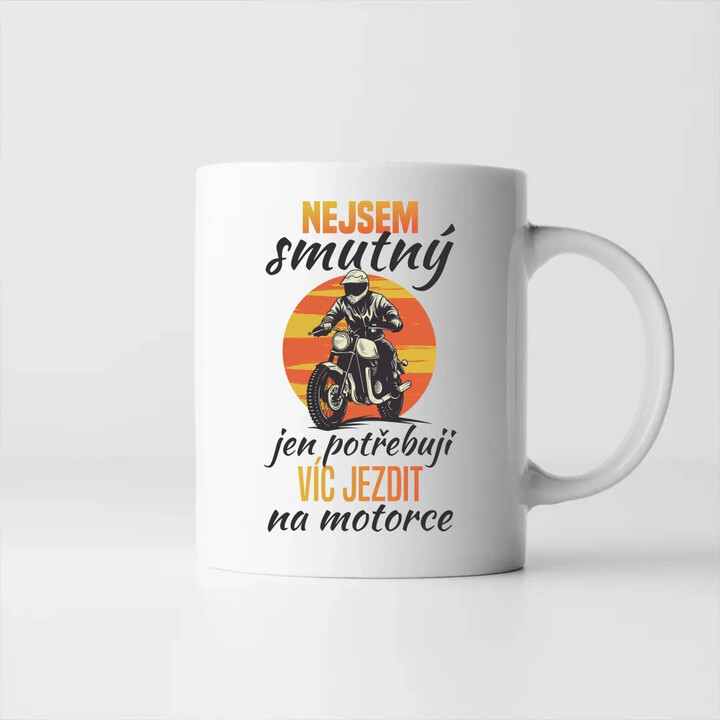 Nejsem smutný, jen potřebuji víc jezdit na  motorce - hrnek s potiskem