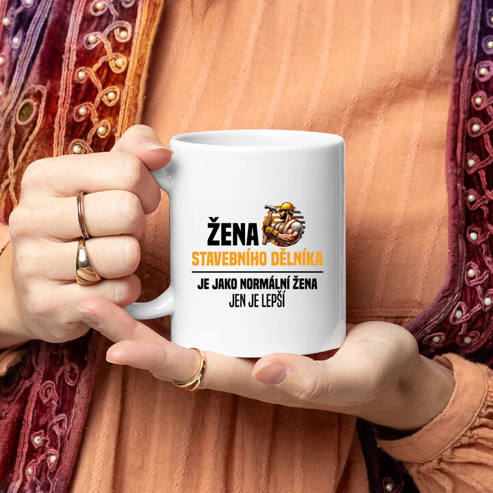 Žena stavebního dělníka je jako normální žena - hrnek s potiskem