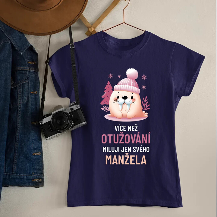 Více než otužování miluji jen svého manžela  - dámské tričko s potiskem