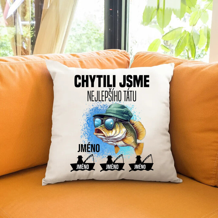 Chytili jsme nejlepšího tátu + jména - polštář s potiskem - personalizovaný produkt