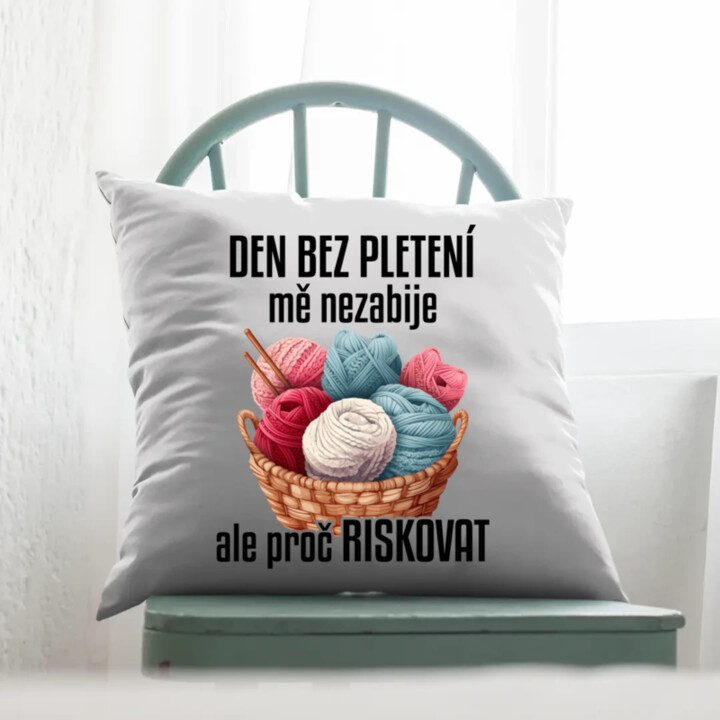 Den bez pletení mě nezabije, ale proč riskovat - polštář s potiskem